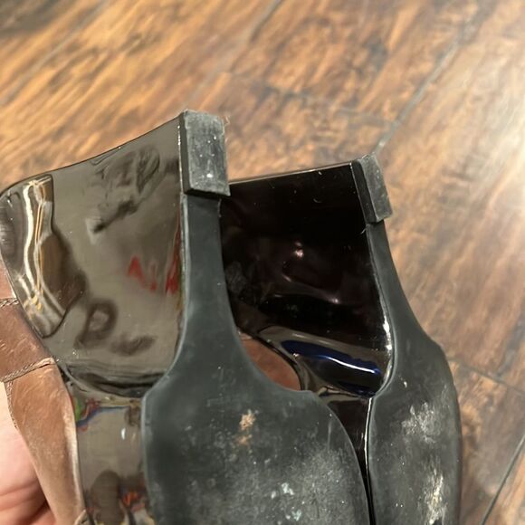 MARNI
Leather Pumps
Size: 7
Description
Marni Leather Pumps GUC - Picture 7 of 11